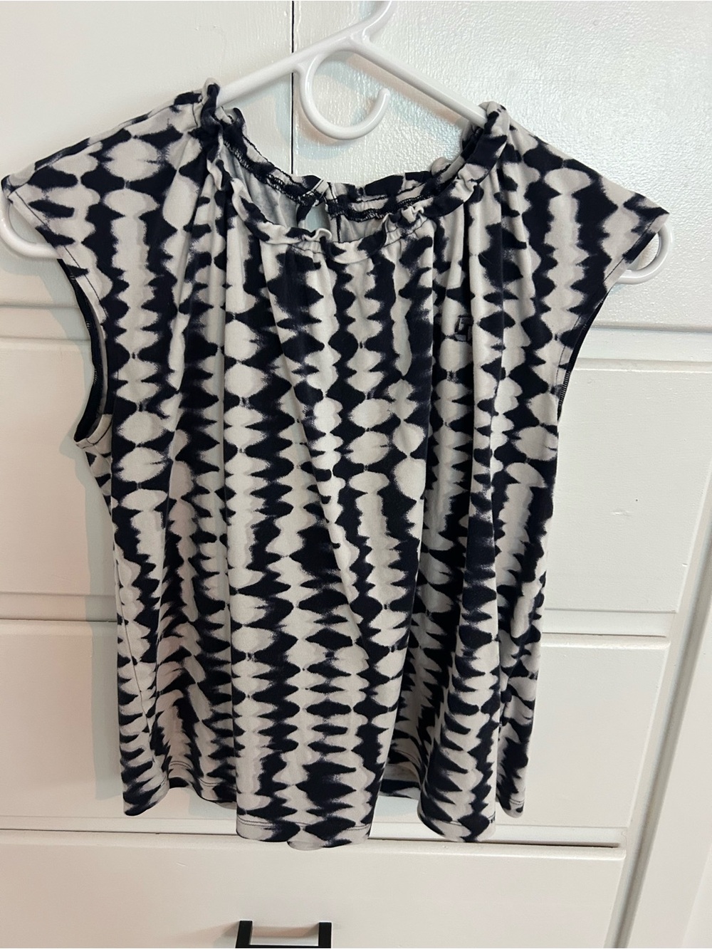 Chase Apparel Lands’ End sleeveless top with Ikat design size xs